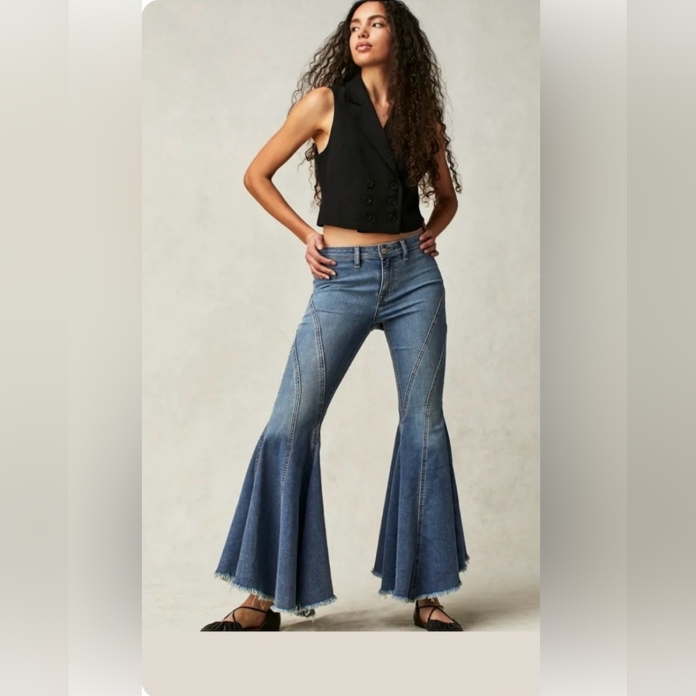 EUC🔹️Free People Twirl On Mid-Rise Crop Flare Jeans